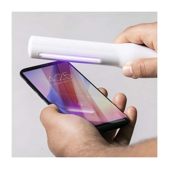 Lámpara esterilizadora de luz ultravioleta tipo C. Especialmente diseñada para la eliminación de microorganismos y bacterias en objetos de uso cotidiano como el smartphone, el carrito de la compra, el volante del coche o la ropa. Fácil de usar, basta con acercar la lámpara esterilizadora al objeto durante unos segundos, a una distancia de entre 1 y 2 cm. Potencia de bombilla 1W, longitud de onda de 254 nm y voltaje 3V, con alimentación a pilas (2xAAA no incluidas). Fabricada en resistente material ABS de acabado mate y presentada en atractiva caja individual de diseño. Disponible manual de usuario en español e inglés. Disponible certificación CE, RoHS y de efectividad germicida. Para un uso adecuado del producto, evitar el contacto con la piel y los ojos.