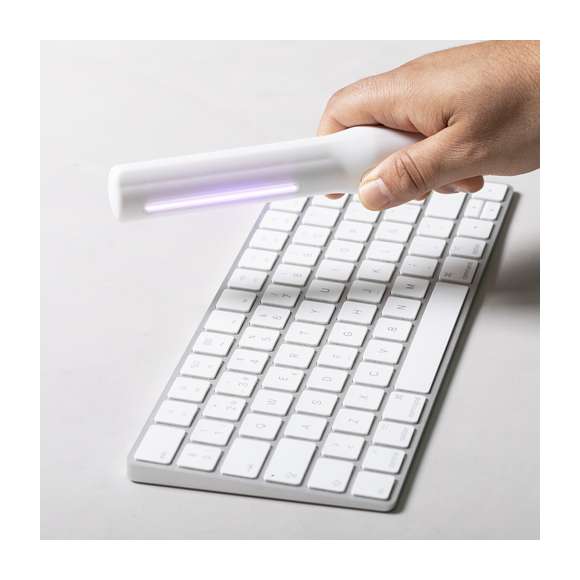 Lámpara esterilizadora de luz ultravioleta tipo C. Especialmente diseñada para la eliminación de microorganismos y bacterias en objetos de uso cotidiano como el smartphone, el carrito de la compra, el volante del coche o la ropa. Fácil de usar, basta con acercar la lámpara esterilizadora al objeto durante unos segundos, a una distancia de entre 1 y 2 cm. Potencia de bombilla 1W, longitud de onda de 254 nm y voltaje 3V, con alimentación a pilas (2xAAA no incluidas). Fabricada en resistente material ABS de acabado mate y presentada en atractiva caja individual de diseño. Disponible manual de usuario en español e inglés. Disponible certificación CE, RoHS y de efectividad germicida. Para un uso adecuado del producto, evitar el contacto con la piel y los ojos.