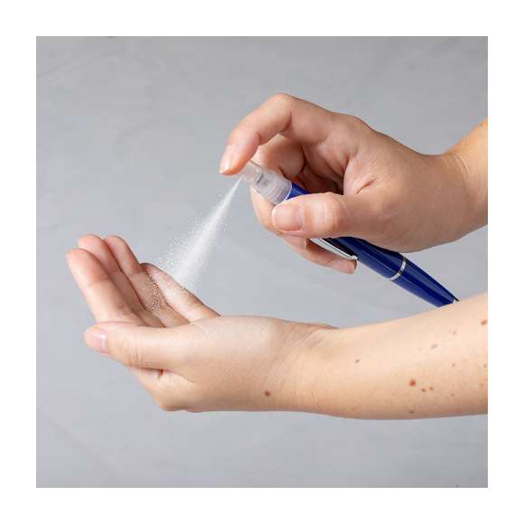  	Bolígrafo higienizante con pulverizador recargable integrado y capucha protectora. Acabado en resistente ABS brillante con elegante clip metálico y cómoda empuñadura y escritura en tinta azul. Capacidad del pulverizador 3ml. Líquido no incluido. Disponible en amplia y variada gama de colores.