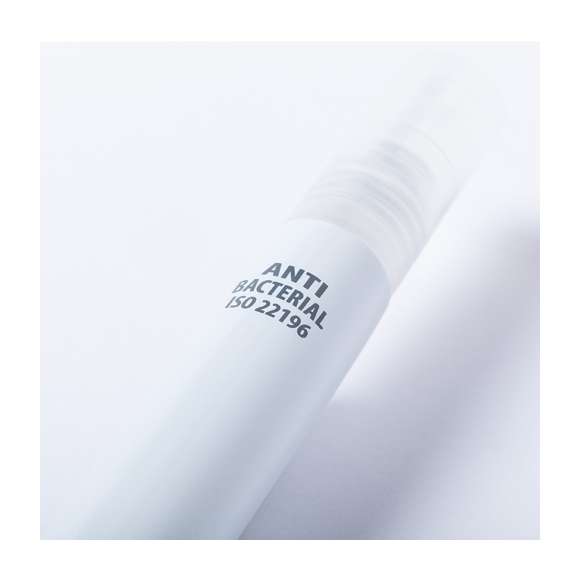 Bolígrafo antibacteriano con pulverizador recargable integrado y capucha protectora, incluye puntero en color gris. Acabado liso en resistente ABS brillante con elegante clip metálico y escritura en tinta azul. Capacidad del pulverizador 3ml. Líquido no incluido.Los productos con tratamientos antibacterianos son capaces de reducir drásticamente las cargas bacterianas presentes en las superficies de los materiales, gracias a la incorporación de agentes microbianos permanentes estáticos, con alta efectividad para inhibir y prevenir la contaminación bacteriana.Artículo de acuerdo al estándar ISO 22196, que determina la actividad antibacteriana en materiales plásticos y superficies no porosas, lo que permite conocer la efectividad de inhibición microbiana que tienen los aditivos sobre los objetos tratados mediante una evaluación cuantitativa.