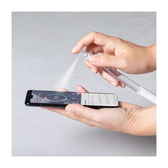 Bolígrafo higienizante con pulverizador recargable integrado y capucha protectora. Acabado en resistente ABS brillante y escritura en tinta azul. Capacidad del pulverizador 10ml. Líquido no incluido. Disponible en color blanco.