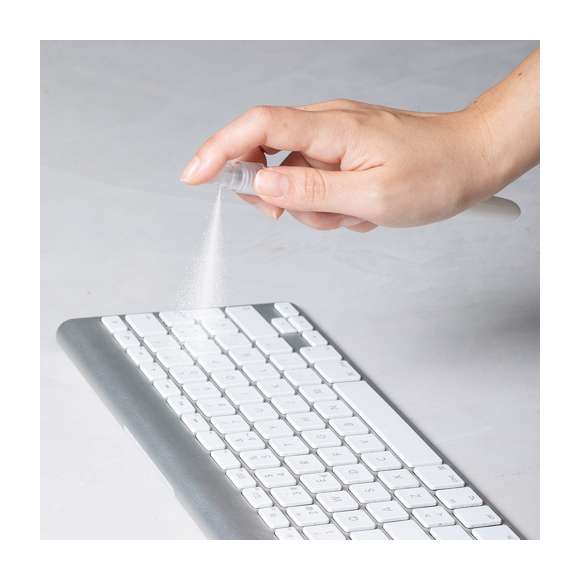 Bolígrafo higienizante con pulverizador recargable integrado y capucha protectora. Acabado en resistente ABS brillante y escritura en tinta azul. Capacidad del pulverizador 10ml. Líquido no incluido. Disponible en color blanco.