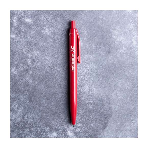  	Bolígrafo antibacteriano de mecanismo pulsador. Diseño monocromático, en variada gama de colores con acabado brillante, especialmente diseñado para marcaje en tampografía. Tinta azul. 	 	Los productos con tratamientos antibacterianos son capaces de reducir drásticamente las cargas bacterianas presentes en las superficies de los materiales, gracias a la incorporación de agentes microbianos permanentes estáticos, con alta efectividad para inhibir y prevenir la contaminación bacteriana. 	 	Artículo de acuerdo al estándar ISO 22196, que determina la actividad antibacteriana en materiales plásticos y superficies no porosas, lo que permite conocer la efectividad de inhibición microbiana que tienen los aditivos sobre los objetos tratados mediante una evaluación cuantitativa.