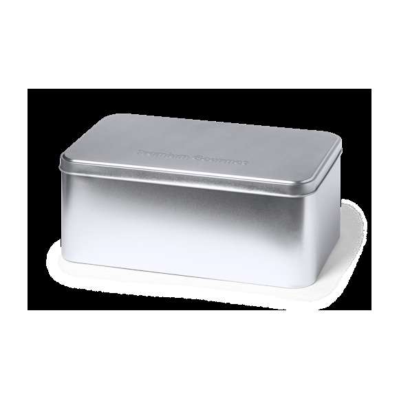 Caja de presentación formato rectangular, fabricada en resistente metal de acabado plateado y con tapa a juego.
