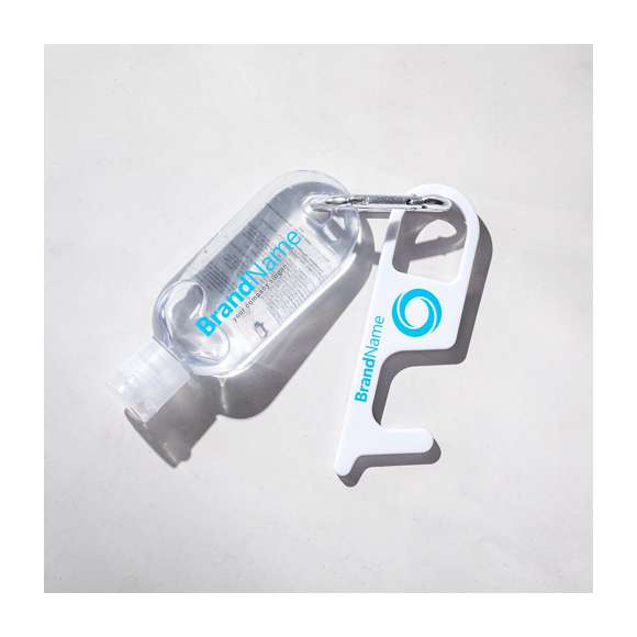 Llavero higiénico antibacteriano y anti-contacto, fabricado en resistente ABS de acabado sólido. Especialmente diseñado para evitar tocar con las manos superficies de uso común (picaportes de puertas, interruptores, grifos de uso público, cajeros automáticos...). Con cómodo troquel para el dedo y presentado en bolsita individual. Recomendado para marcaje en tampografía.Los productos con tratamientos antibacterianos son capaces de reducir drásticamente las cargas bacterianas presentes en las superficies de los materiales, gracias a la incorporación de agentes microbianos permanentes estáticos, con alta efectividad para inhibir y prevenir la contaminación bacteriana.Artículo de acuerdo al estándar ISO 22196, que determina la actividad antibacteriana en materiales plásticos y superficies no porosas, lo que permite conocer la efectividad de inhibición microbiana que tienen los aditivos sobre los objetos tratados mediante una evaluación cuantitativa.