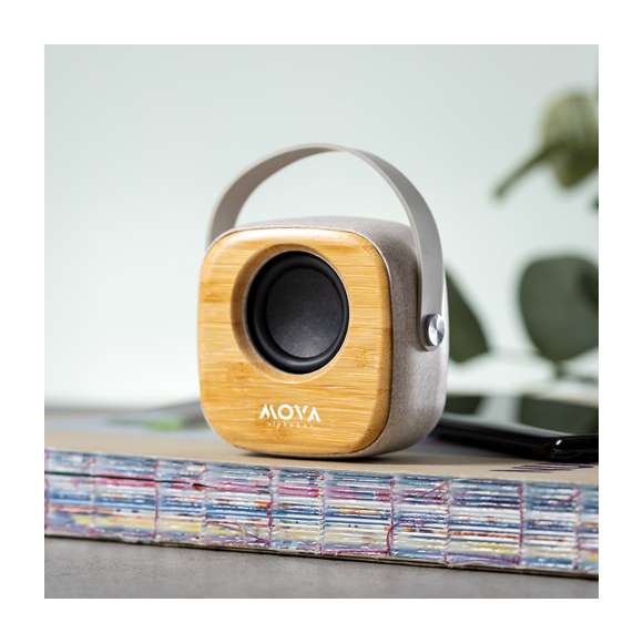  	Altavoz Bluetooth en combinación de piezas de bambú de corte nature y carcasa en caña de trigo, para así fomentar la utilización de materias primas naturales y reducir las emisiones contaminantes. 	 	De tamaño compacto y con práctica asa de transporte en suave silicona, se convierte en un complemento perfecto para el smartphone. Conexión Bluetooth® 5.0 y 3W de potencia, con entrada de línea jack 3,5mm (cable incluido). Compatible con iOS y Android, incluye cable de carga micro USB y viene presentado en atractiva caja de diseño. Disponible manual de instrucciones español e inglés.