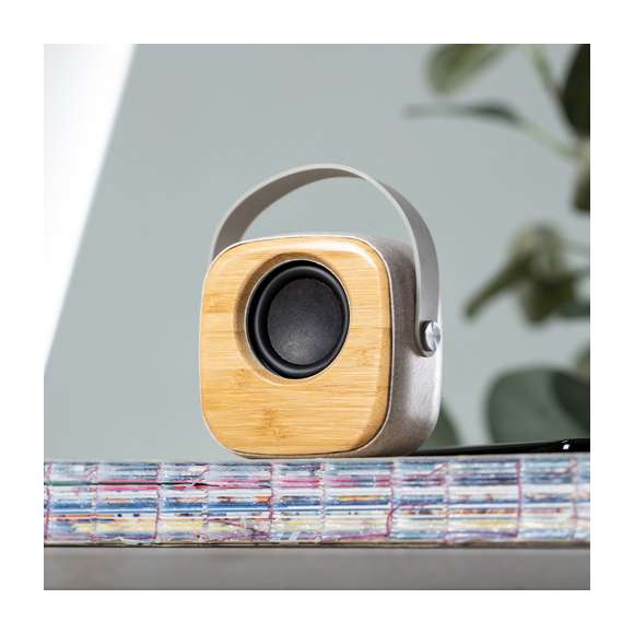  	Altavoz Bluetooth en combinación de piezas de bambú de corte nature y carcasa en caña de trigo, para así fomentar la utilización de materias primas naturales y reducir las emisiones contaminantes. 	 	De tamaño compacto y con práctica asa de transporte en suave silicona, se convierte en un complemento perfecto para el smartphone. Conexión Bluetooth® 5.0 y 3W de potencia, con entrada de línea jack 3,5mm (cable incluido). Compatible con iOS y Android, incluye cable de carga micro USB y viene presentado en atractiva caja de diseño. Disponible manual de instrucciones español e inglés.