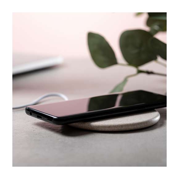 Cargador inalámbrico de diseño circular fabricado en caña de trigo, para así fomentar la utilización de materias primas naturales y reducir las emisiones contaminantes.  Con función carga rápida de 10W e indicador led. Cable de carga micro USB incluido y compatible con dispositivos equipados con tecnología de carga inalámbrica. Protección de seguridad para evitar sobrecalentamiento, sobrecarga y cortocircuito. Presentado en atractiva caja de diseño nature.