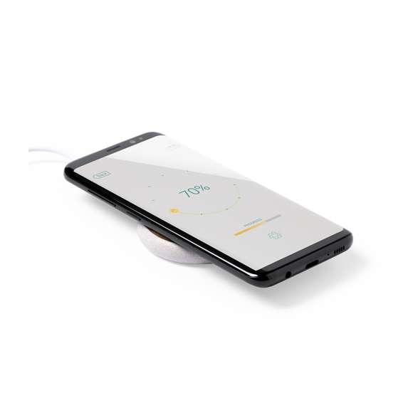 Cargador inalámbrico de diseño circular con superficie de carga en bambú y carcasa en caña de trigo, para así fomentar la utilización de materias primas naturales y reducir las emisiones contaminantes.  Indicador led, con cable de carga micro USB incluido y compatible con dispositivos equipados con tecnología de carga inalámbrica. Protección de seguridad para evitar sobrecalentamiento, sobrecarga y cortocircuito. Presentado en atractiva caja de diseño nature.