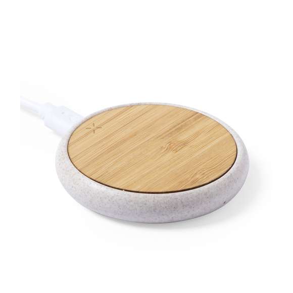 Cargador inalámbrico de diseño circular con superficie de carga en bambú y carcasa en caña de trigo, para así fomentar la utilización de materias primas naturales y reducir las emisiones contaminantes.  Indicador led, con cable de carga micro USB incluido y compatible con dispositivos equipados con tecnología de carga inalámbrica. Protección de seguridad para evitar sobrecalentamiento, sobrecarga y cortocircuito. Presentado en atractiva caja de diseño nature.
