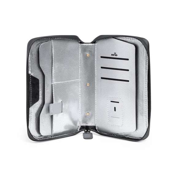 Organizador y esterilizador de luz ultravioleta tipo C, con protección RFID (Identificación por Radio Frecuencia) que mantiene seguros tus dispositivos de transmisión de identidad. Especialmente diseñado para la eliminación de microorganismos y bacterias en smartphones y otros objetos de uso cotidiano. Fabricada en resistente poliéster 600D de acabado denim, con cierre magnético de seguridad en tirador para un uso seguro del dispositivo. Incluye 4 tarjeteros interiores + bolsillo exterior. Presentado en atractiva caja individual de diseño.  Potencia LED 1.2W y longitud de onda 275nm. Tiempo de esterilización con función auto-apagado de 1 y 3 minutos.  Disponible manual de usuario en español e inglés. Disponible certificación CE, RoHS y de efectividad germicida. Para un uso adecuado del producto, evitar el contacto con la piel y los ojos.