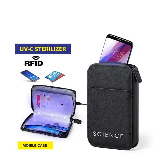 Organizador y esterilizador de luz ultravioleta tipo C, con protección RFID (Identificación por Radio Frecuencia) que mantiene seguros tus dispositivos de transmisión de identidad. Especialmente diseñado para la eliminación de microorganismos y bacterias en smartphones y otros objetos de uso cotidiano. Fabricada en resistente poliéster 600D de acabado denim, con cierre magnético de seguridad en tirador para un uso seguro del dispositivo. Incluye 4 tarjeteros interiores + bolsillo exterior. Presentado en atractiva caja individual de diseño.  Potencia LED 1.2W y longitud de onda 275nm. Tiempo de esterilización con función auto-apagado de 1 y 3 minutos.  Disponible manual de usuario en español e inglés. Disponible certificación CE, RoHS y de efectividad germicida. Para un uso adecuado del producto, evitar el contacto con la piel y los ojos.
