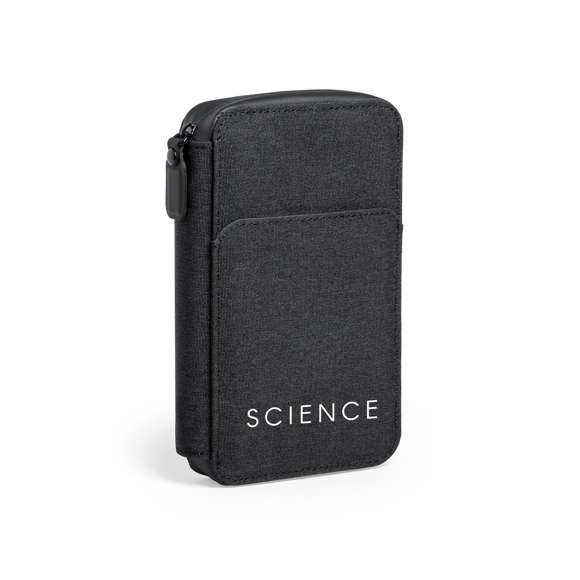 Organizador y esterilizador de luz ultravioleta tipo C, con protección RFID (Identificación por Radio Frecuencia) que mantiene seguros tus dispositivos de transmisión de identidad. Especialmente diseñado para la eliminación de microorganismos y bacterias en smartphones y otros objetos de uso cotidiano. Fabricada en resistente poliéster 600D de acabado denim, con cierre magnético de seguridad en tirador para un uso seguro del dispositivo. Incluye 4 tarjeteros interiores + bolsillo exterior. Presentado en atractiva caja individual de diseño.  Potencia LED 1.2W y longitud de onda 275nm. Tiempo de esterilización con función auto-apagado de 1 y 3 minutos.  Disponible manual de usuario en español e inglés. Disponible certificación CE, RoHS y de efectividad germicida. Para un uso adecuado del producto, evitar el contacto con la piel y los ojos.