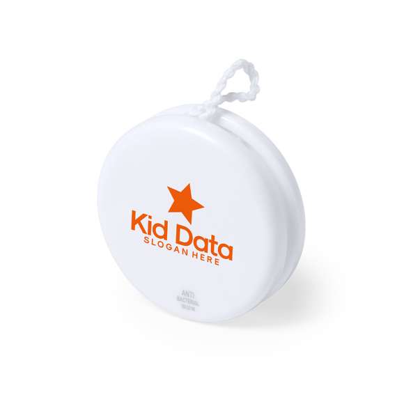 Yoyó antibacteriano en resistente material PS y en color blanco sólido. De rápido y sencillo montaje, para recuperar los juegos clásicos más divertidos. Con hilo rizado de algodón blanco de 100 cm. Presentado en bolsa individual.  Los productos con tratamientos antibacterianos son capaces de reducir drásticamente las cargas bacterianas presentes en las superficies de los materiales, gracias a la incorporación de agentes microbianos permanentes estáticos, con alta efectividad para inhibir y prevenir la contaminación bacteriana.  Artículo de acuerdo al estándar ISO 22196, que determina la actividad antibacteriana en materiales plásticos y superficies no porosas, lo que permite conocer la efectividad de inhibición microbiana que tienen los aditivos sobre los objetos tratados mediante una evaluación cuantitativa.