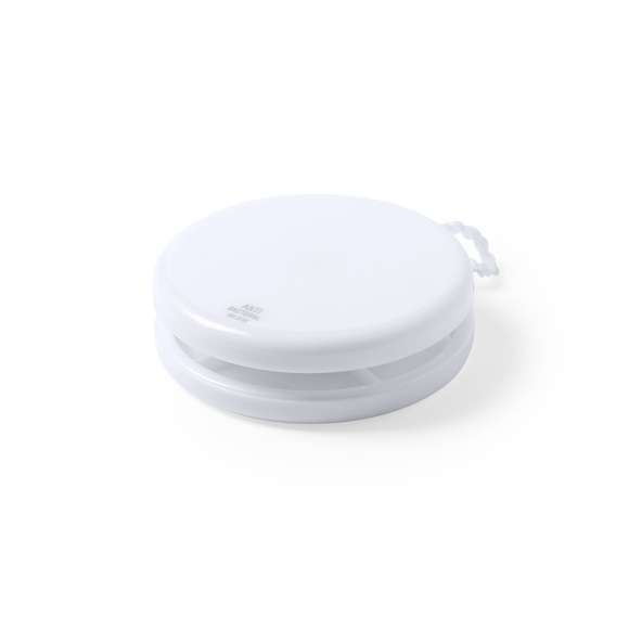 Yoyó antibacteriano en resistente material PS y en color blanco sólido. De rápido y sencillo montaje, para recuperar los juegos clásicos más divertidos. Con hilo rizado de algodón blanco de 100 cm. Presentado en bolsa individual.  Los productos con tratamientos antibacterianos son capaces de reducir drásticamente las cargas bacterianas presentes en las superficies de los materiales, gracias a la incorporación de agentes microbianos permanentes estáticos, con alta efectividad para inhibir y prevenir la contaminación bacteriana.  Artículo de acuerdo al estándar ISO 22196, que determina la actividad antibacteriana en materiales plásticos y superficies no porosas, lo que permite conocer la efectividad de inhibición microbiana que tienen los aditivos sobre los objetos tratados mediante una evaluación cuantitativa.