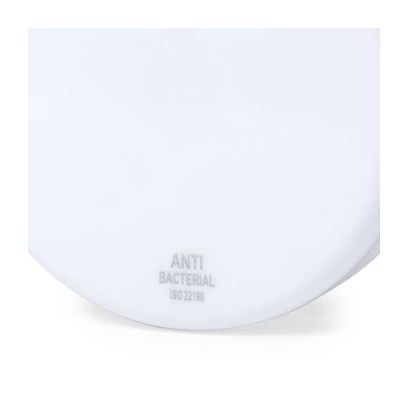 Yoyó antibacteriano en resistente material PS y en color blanco sólido. De rápido y sencillo montaje, para recuperar los juegos clásicos más divertidos. Con hilo rizado de algodón blanco de 100 cm. Presentado en bolsa individual.  Los productos con tratamientos antibacterianos son capaces de reducir drásticamente las cargas bacterianas presentes en las superficies de los materiales, gracias a la incorporación de agentes microbianos permanentes estáticos, con alta efectividad para inhibir y prevenir la contaminación bacteriana.  Artículo de acuerdo al estándar ISO 22196, que determina la actividad antibacteriana en materiales plásticos y superficies no porosas, lo que permite conocer la efectividad de inhibición microbiana que tienen los aditivos sobre los objetos tratados mediante una evaluación cuantitativa.