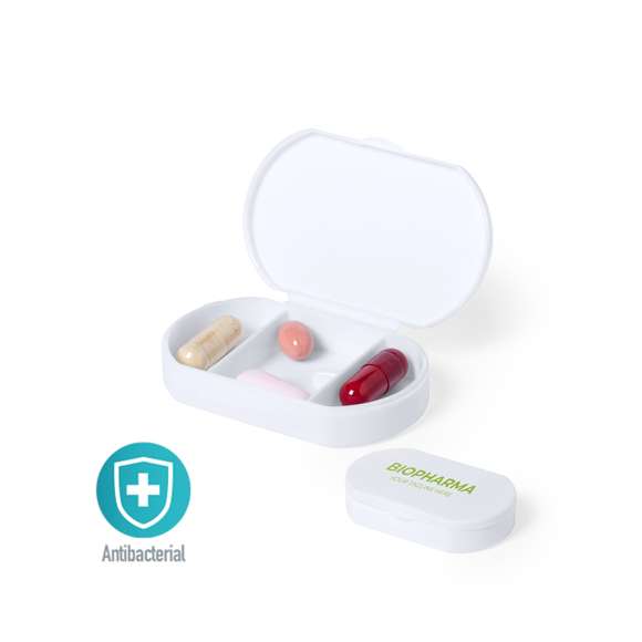 Pastillero antibacteriano de acabado sólido, con 3 compartimentos y cierre de seguridad.Los productos con tratamientos antibacterianos son capaces de reducir drásticamente las cargas bacterianas presentes en las superficies de los materiales, gracias a la incorporación de agentes microbianos permanentes estáticos, con alta efectividad para inhibir y prevenir la contaminación bacteriana.Artículo de acuerdo al estándar ISO 22196, que determina la actividad antibacteriana en materiales plásticos y superficies no porosas, lo que permite conocer la efectividad de inhibición microbiana que tienen los aditivos sobre los objetos tratados mediante una evaluación cuantitativa.