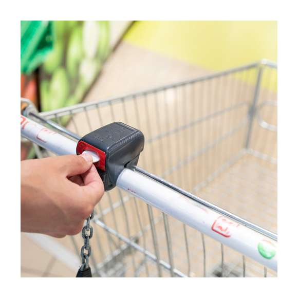 Soporte antibacteriano con adhesivo 3M extra fuerte. Ideal para smartphone, con moneda para carro integrada y anilla posterior 360º para el dedo, válida como soporte y accesorio para selfies.Los productos con tratamientos antibacterianos son capaces de reducir drásticamente las cargas bacterianas presentes en las superficies de los materiales, gracias a la incorporación de agentes microbianos permanentes estáticos, con alta efectividad para inhibir y prevenir la contaminación bacteriana.Artículo de acuerdo al estándar ISO 22196, que determina la actividad antibacteriana en materiales plásticos y superficies no porosas, lo que permite conocer la efectividad de inhibición microbiana que tienen los aditivos sobre los objetos tratados mediante una evaluación cuantitativa.