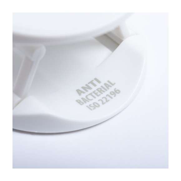 Soporte antibacteriano para smartphone. Diseño plegable en elegante acabado de color blanco, especialmente diseñado para marcaje en tampografía. Con adhesivo 3M, de fijación extra fuerte y libre de residuos al despegarlo del dispositivo.Los productos con tratamientos antibacterianos son capaces de reducir drásticamente las cargas bacterianas presentes en las superficies de los materiales, gracias a la incorporación de agentes microbianos permanentes estáticos, con alta efectividad para inhibir y prevenir la contaminación bacteriana.Artículo de acuerdo al estándar ISO 22196, que determina la actividad antibacteriana en materiales plásticos y superficies no porosas, lo que permite conocer la efectividad de inhibición microbiana que tienen los aditivos sobre los objetos tratados mediante una evaluación cuantitativa.