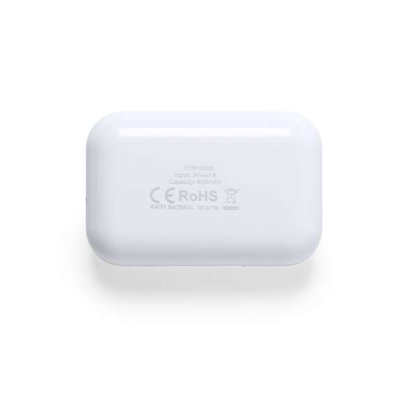 Auriculares antibacterianos intraurales en elegante acabado blanco y conexión Bluetooth® 5.0. Fabricados en resistente material ABS brillo y de diseño ergonómico, incluyen botón de control táctil integrado en el auricular, con base de carga a juego. Función manos libres y recargables, con cable micro USB incluido. Presentados en estuche individual de lujo con tapa de bisagra y en atractiva caja de diseño.  Los productos con tratamientos antibacterianos son capaces de reducir drásticamente las cargas bacterianas presentes en las superficies de los materiales, gracias a la incorporación de agentes microbianos permanentes estáticos, con alta efectividad para inhibir y prevenir la contaminación bacteriana.  Artículo de acuerdo al estándar ISO 22196, que determina la actividad antibacteriana en materiales plásticos y superficies no porosas, lo que permite conocer la efectividad de inhibición microbiana que tienen los aditivos sobre los objetos tratados mediante una evaluación cuantitativa.
