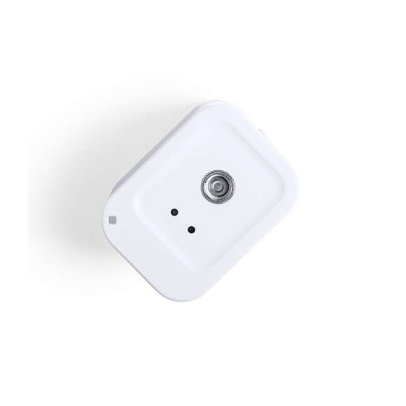 Dispensador automático de alcohol para higiene y limpieza de la piel, con sensor de movimiento de infrarrojos y led indicador. Tamaño compacto y discreto acabado en color blanco mate especialmente indicado para marcaje en tampografía, con depósito de 45 ml fácilmente rellenable (alcohol no incluido), más filtro y muelle de recambio.  Batería de iones de litio de 1.800 mA y capacidad de conversión electrónica ≥ 90%. Recargable mediante cable USB tipo C de 1 metro de largo en color a juego,.  Presentado en atractiva caja de diseño, disponible manual de instrucciones en español en inglés.