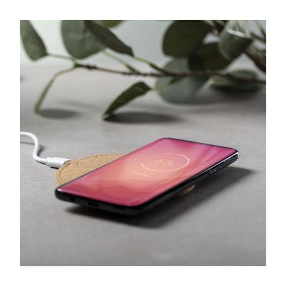 Cargador inalámbrico de línea nature y diseño circular fabricado en corcho natural, cuyos procesos de extracción tienen un mínimo impacto sobre el medio ambiente, destacando además por ser uno de los materiales orgánicos con más durabilidad y resistencia..  Indicador led, cable de carga micro USB incluido y compatible con dispositivos equipados con tecnología de carga inalámbrica. Protección de seguridad para evitar sobrecalentamiento, sobrecarga y cortocircuito. Presentado en atractiva caja de diseño nature.