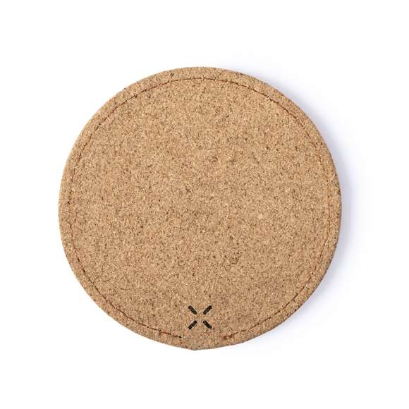 Cargador inalámbrico de línea nature y diseño circular fabricado en corcho natural, cuyos procesos de extracción tienen un mínimo impacto sobre el medio ambiente, destacando además por ser uno de los materiales orgánicos con más durabilidad y resistencia..  Indicador led, cable de carga micro USB incluido y compatible con dispositivos equipados con tecnología de carga inalámbrica. Protección de seguridad para evitar sobrecalentamiento, sobrecarga y cortocircuito. Presentado en atractiva caja de diseño nature.