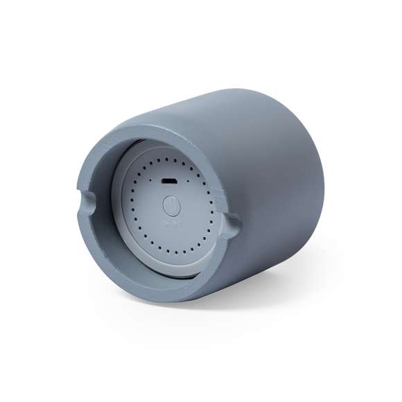 Altavoz Bluetooth en combinación de piezas de bambú de corte nature y cemento de piedra caliza, un conglomerante formado por la mezcla de materiales naturales, principalmente piedra caliza molida y agua, obteniendo un material de gran consistencia y durabilidad.  De tamaño compacto, con conexión Bluetooth® 5.0 y 3W de potencia. Compatible con iOS y Android, incluye cable de carga micro USB y viene presentado en atractiva caja de diseño. Disponible manual de instrucciones español e inglés.