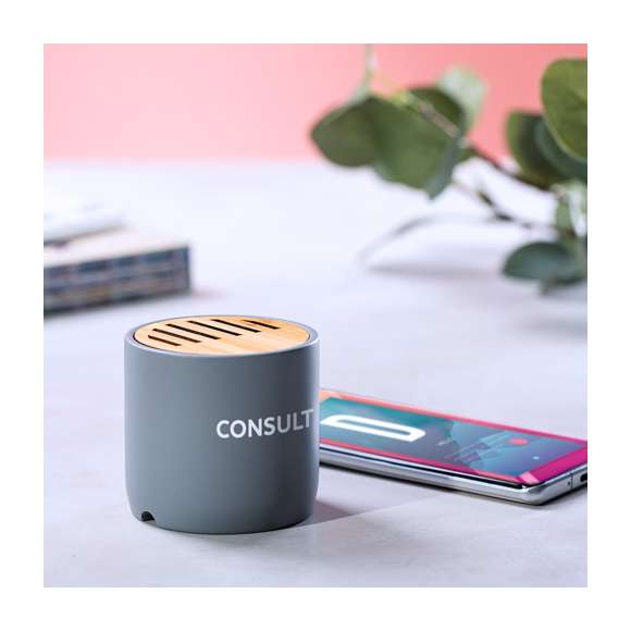 Altavoz Bluetooth en combinación de piezas de bambú de corte nature y cemento de piedra caliza, un conglomerante formado por la mezcla de materiales naturales, principalmente piedra caliza molida y agua, obteniendo un material de gran consistencia y durabilidad.  De tamaño compacto, con conexión Bluetooth® 5.0 y 3W de potencia. Compatible con iOS y Android, incluye cable de carga micro USB y viene presentado en atractiva caja de diseño. Disponible manual de instrucciones español e inglés.