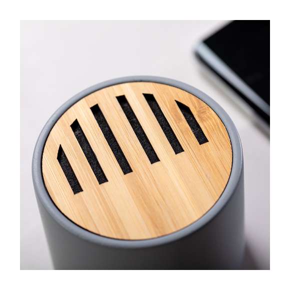 Altavoz Bluetooth en combinación de piezas de bambú de corte nature y cemento de piedra caliza, un conglomerante formado por la mezcla de materiales naturales, principalmente piedra caliza molida y agua, obteniendo un material de gran consistencia y durabilidad.  De tamaño compacto, con conexión Bluetooth® 5.0 y 3W de potencia. Compatible con iOS y Android, incluye cable de carga micro USB y viene presentado en atractiva caja de diseño. Disponible manual de instrucciones español e inglés.