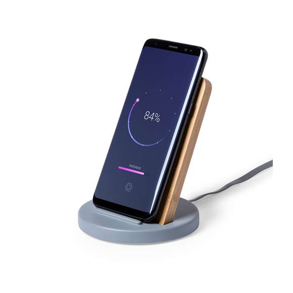 Cargador inalámbrico con función soporte para smartphone. Fabricado en combinación de piezas de bambú de corte nature y cemento de piedra caliza, un conglomerante formado por la mezcla de materiales naturales, principalmente piedra caliza molida y agua, obteniendo un material de gran consistencia y durabilidad.  Indicador led, cable de carga USB a juego y compatible con dispositivos equipados con tecnología de carga inalámbrica. Protección de seguridad para evitar sobrecalentamiento, sobrecarga y cortocircuito. Presentado en atractiva caja de diseño.