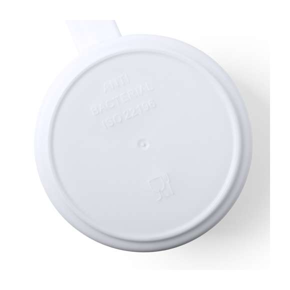 Taza antibacteriana en resistente material PP de acabado sólido y libre de BPA. 350 ml de capacidad, presentada en bolsa individual.  Los productos con tratamientos antibacterianos son capaces de reducir drásticamente las cargas bacterianas presentes en las superficies de los materiales, gracias a la incorporación de agentes microbianos permanentes estáticos, con alta efectividad para inhibir y prevenir la contaminación bacteriana.  Artículo de acuerdo al estándar ISO 22196, que determina la actividad antibacteriana en materiales plásticos y superficies no porosas, lo que permite conocer la efectividad de inhibición microbiana que tienen los aditivos sobre los objetos tratados mediante una evaluación cuantitativa.