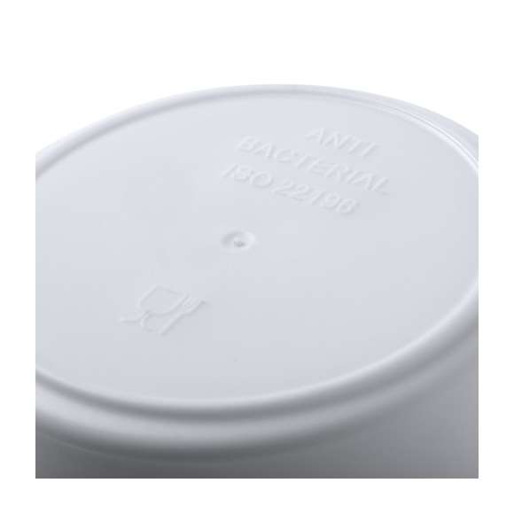 Taza antibacteriana en resistente material PP de acabado sólido y libre de BPA. 350 ml de capacidad, presentada en bolsa individual.  Los productos con tratamientos antibacterianos son capaces de reducir drásticamente las cargas bacterianas presentes en las superficies de los materiales, gracias a la incorporación de agentes microbianos permanentes estáticos, con alta efectividad para inhibir y prevenir la contaminación bacteriana.  Artículo de acuerdo al estándar ISO 22196, que determina la actividad antibacteriana en materiales plásticos y superficies no porosas, lo que permite conocer la efectividad de inhibición microbiana que tienen los aditivos sobre los objetos tratados mediante una evaluación cuantitativa.