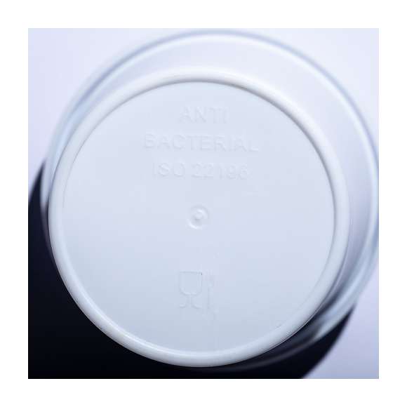 Vaso antibacteriano en resistente material PP de acabado sólido y libre de BPA. 450 ml de capacidad, con tapa dosificador de seguridad. Presentada en bolsa individual.  Los productos con tratamientos antibacterianos son capaces de reducir drásticamente las cargas bacterianas presentes en las superficies de los materiales, gracias a la incorporación de agentes microbianos permanentes estáticos, con alta efectividad para inhibir y prevenir la contaminación bacteriana.  Artículo de acuerdo al estándar ISO 22196, que determina la actividad antibacteriana en materiales plásticos y superficies no porosas, lo que permite conocer la efectividad de inhibición microbiana que tienen los aditivos sobre los objetos tratados mediante una evaluación cuantitativa.