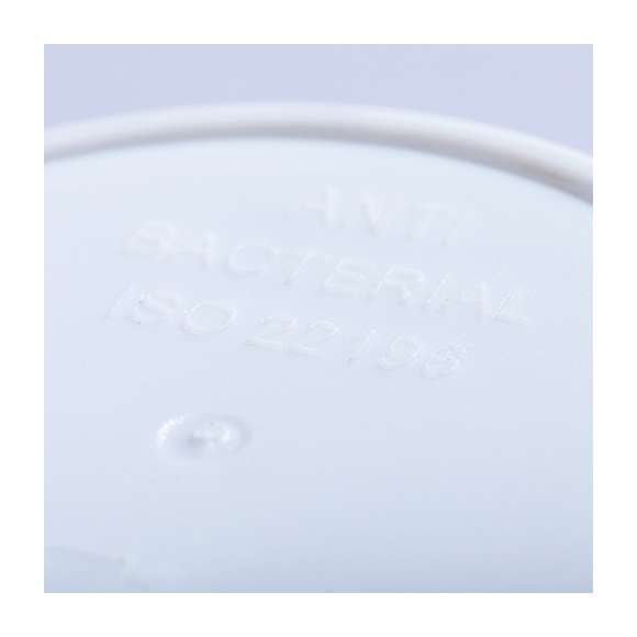 Vaso antibacteriano en resistente material PP de acabado sólido y libre de BPA. 450 ml de capacidad, con tapa dosificador de seguridad. Presentada en bolsa individual.  Los productos con tratamientos antibacterianos son capaces de reducir drásticamente las cargas bacterianas presentes en las superficies de los materiales, gracias a la incorporación de agentes microbianos permanentes estáticos, con alta efectividad para inhibir y prevenir la contaminación bacteriana.  Artículo de acuerdo al estándar ISO 22196, que determina la actividad antibacteriana en materiales plásticos y superficies no porosas, lo que permite conocer la efectividad de inhibición microbiana que tienen los aditivos sobre los objetos tratados mediante una evaluación cuantitativa.