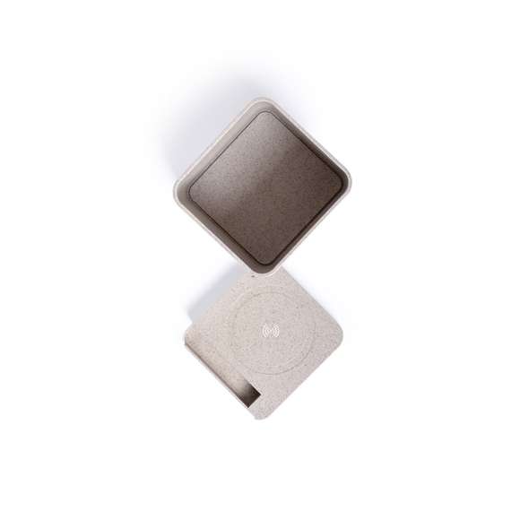 Lapicero multifunción 4 en 1 de línea nature. Carcasa en caña de trigo, para así fomentar la utilización de materias primas naturales y reducir las emisiones contaminantes.  Con funciones lapicero, soporte para smartphone, cargador inalámbrico y puerto USB (3xUSB 2.0). Compatible con smartphones con tecnología de carga inalámbrica, incluye cable micro USB en color blanco de 1 metro de largo. Presentado en atractiva caja de diseño eco. Disponible manual de instrucciones en español e inglés.