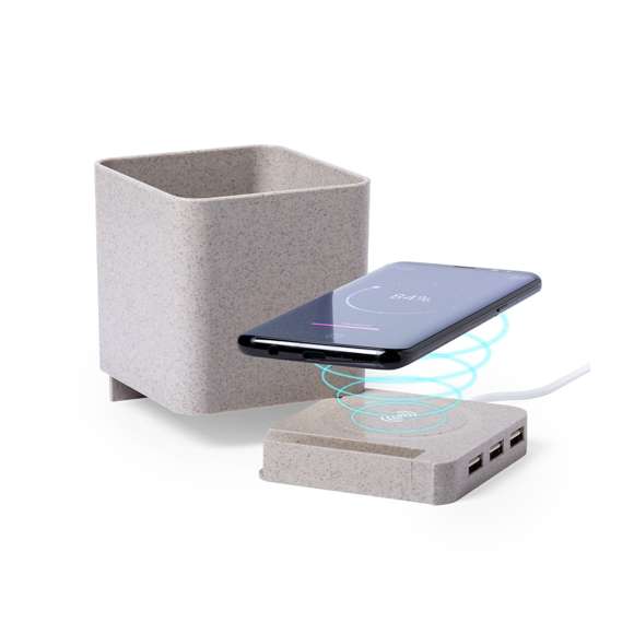 Lapicero multifunción 4 en 1 de línea nature. Carcasa en caña de trigo, para así fomentar la utilización de materias primas naturales y reducir las emisiones contaminantes.  Con funciones lapicero, soporte para smartphone, cargador inalámbrico y puerto USB (3xUSB 2.0). Compatible con smartphones con tecnología de carga inalámbrica, incluye cable micro USB en color blanco de 1 metro de largo. Presentado en atractiva caja de diseño eco. Disponible manual de instrucciones en español e inglés.