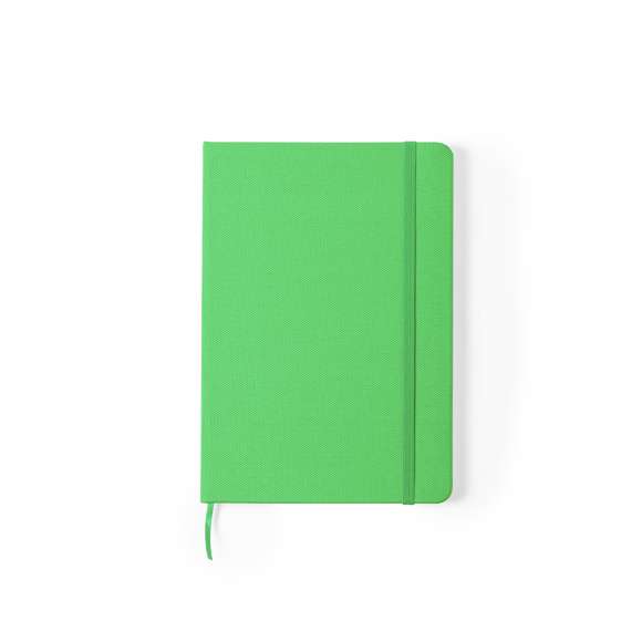  	Bloc de notas de línea nature con tapas rígidas en 600D RPET, elaborado a partir de plástico reciclado para así fomentar la reutilización de residuos plásticos y contribuir a la sostenibilidad del planeta. 	 	Disponible en amplia gama de colores, incluye 80 hojas con disposición a una raya. Con elástico de sujeción y marcapáginas de tela a juego. Distintivo RPET en parte trasera.