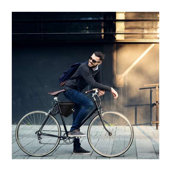  	Bolsa para de bicicleta en resistente poliéster 600D con interior reforzado en PVC. Disponible en color negro. 	 	Compartimento principal con cierre de cremallera y ajuste universal al cuadro de la bicicleta mediante 3 tiras de velcro. Compartimento para bidón con cordón ajustable.