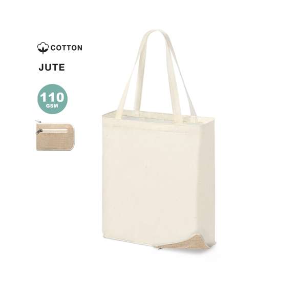 Bolsa plegable de línea nature en combinación de materiales 100% algodón de 110 g/m2 y base en yute, con bolsillo. Asas de 57 cm con refuerzo, de acabado cosido y resistencia hasta 8 kg de peso. Plegado de pequeño tamaño mediante cremallera para un fácil transporte.