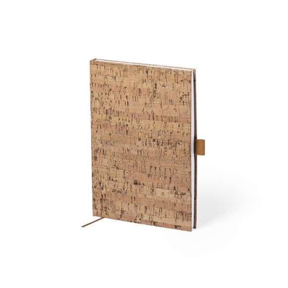 Bloc de notas de línea nature con tapas duras en corcho natural, de sobrio diseño. Incluye 100 hojas blancas lisas, con marcapáginas y soporte para bolígrafo a juego.