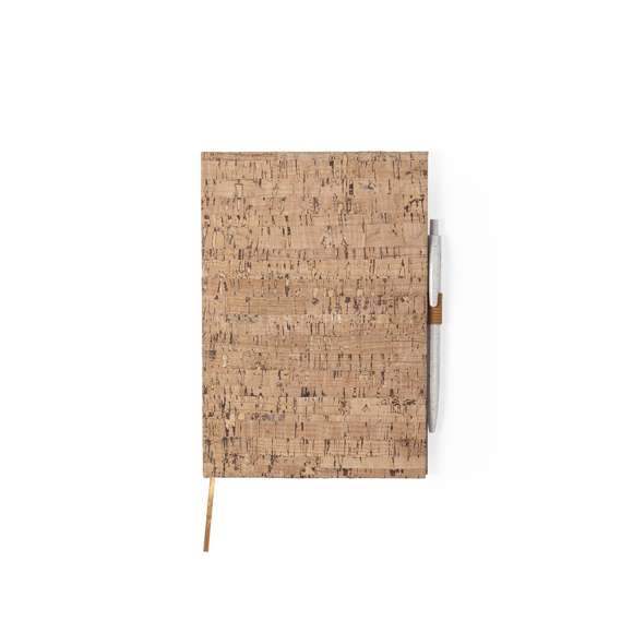 Bloc de notas de línea nature con tapas duras en corcho natural, de sobrio diseño. Incluye 100 hojas blancas lisas, con marcapáginas y soporte para bolígrafo a juego.