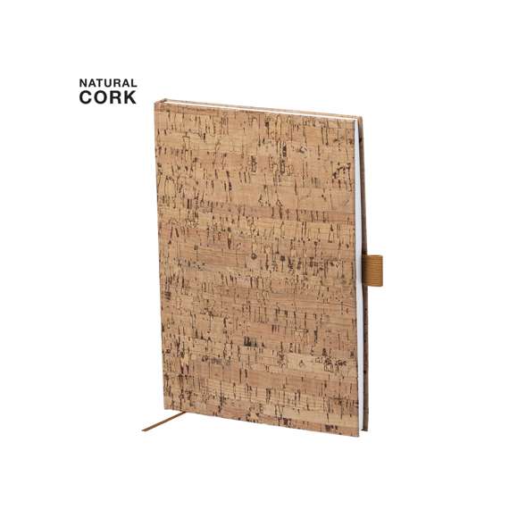 Bloc de notas de línea nature con tapas duras en corcho natural, de sobrio diseño. Incluye 100 hojas blancas lisas, con marcapáginas y soporte para bolígrafo a juego.