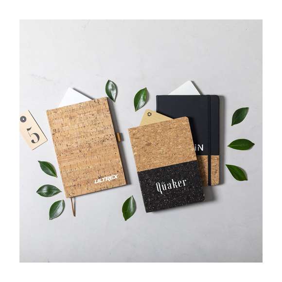 Bloc de notas de línea nature con tapas duras en corcho natural, de sobrio diseño. Incluye 100 hojas blancas lisas, con marcapáginas y soporte para bolígrafo a juego.