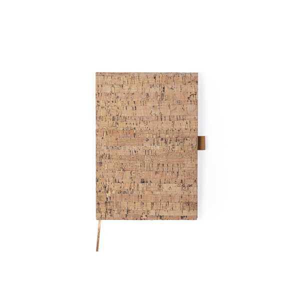 Bloc de notas de línea nature con tapas duras en corcho natural, de sobrio diseño. Incluye 100 hojas blancas lisas, con marcapáginas y soporte para bolígrafo a juego.