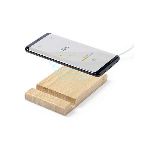 Cargador inalámbrico 15W de línea nature, con soporte integrado para smartphones y tablets. Carcasa en bambú procedente de cortes naturales. Incluye cable micro USB de 1m y es compatible con dispositivos equipados con tecnología de carga inalámbrica. Con amplia superficie de marcaje, presentado en atractiva caja de diseño eco.