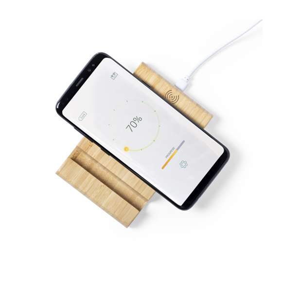Cargador inalámbrico 15W de línea nature, con soporte integrado para smartphones y tablets. Carcasa en bambú procedente de cortes naturales. Incluye cable micro USB de 1m y es compatible con dispositivos equipados con tecnología de carga inalámbrica. Con amplia superficie de marcaje, presentado en atractiva caja de diseño eco.
