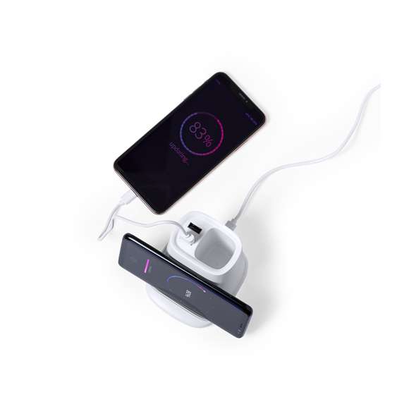 Lapicero multifunción 4 en 1, fabricado en resistente material ABS de color blanco.  Con funciones lapicero, soporte para smartphone, cargador inalámbrico 5W y 2 salidas USB de 2.000 mA. Puerto USB inferior, apto para transferencia de datos. Compatible con smartphones con tecnología de carga inalámbrica. Incluye cable tipo C de 1 metro de largo y viene presentado en atractiva caja de diseño. Disponible manual de instrucciones en español e inglés.