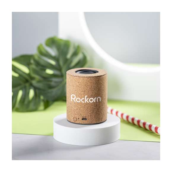  	Compacto altavoz de línea nature y conexión Bluetooth® 5.0. Carcasa en corcho natural, para así fomentar la utilización de materias primas naturales y reducir las emisiones contaminantes. Ofrece 3W de potencia, con cable micro USB incluido y base antideslizante en terciopelo. Presentado en atractiva caja de diseño eco. Disponible manual de instrucciones en español e inglés.