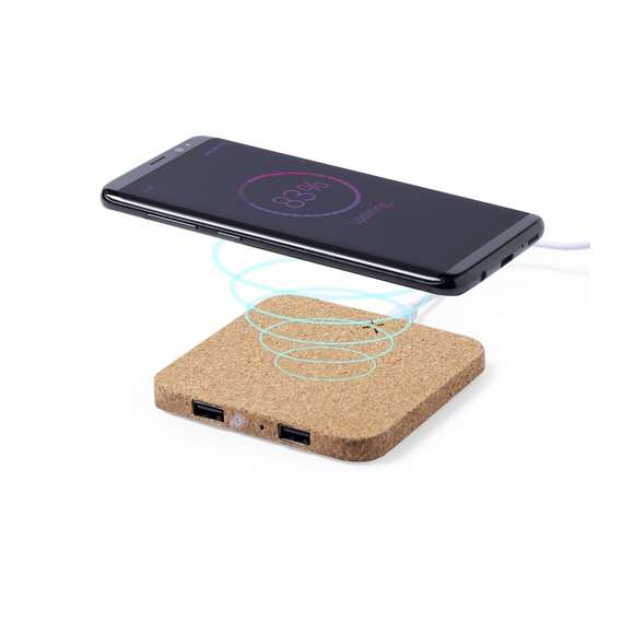 Cargador inalámbrico 10W de línea nature. Carcasa en corcho natural, con indicador de estado de carga y salida USB dual de 2.100 mA de capacidad para carga simultánea de hasta 3 dispositivos (1 por carga inalámbrica y 2 por cable). Incluye cable micro USB de 1 metro de largo, con base antideslizante en terciopelo y compatible con dispositivos equipados con tecnología de carga inalámbrica. Presentado en atractiva caja de diseño eco.